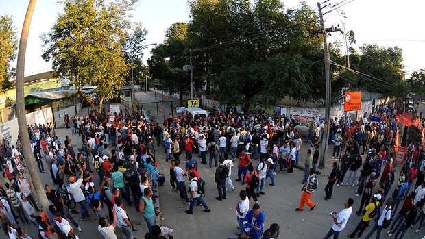 greve funcionários obras maracanã (Foto: André Durão / Globoesporte.com)