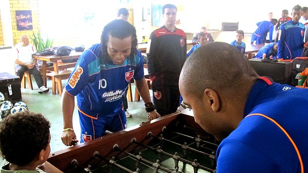 Ronaldinho Gaúcho e Deivid jogam totó em Florianópilis (Foto: Janir Junior / GLOBOESPORTE.COM)