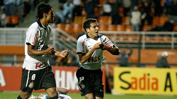 Ramon comemora gol do Corinthians contra o Grêmio (Foto: Ag. Estado)