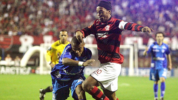 Ronaldinho reclama das falhas do time na Ressacada (Ag. Estado)