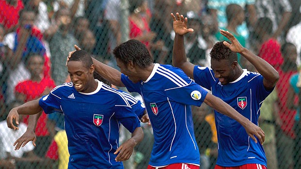 jogadores do Haiti comemoram vitória sobre as Ilhas Virgens (Foto: AP)