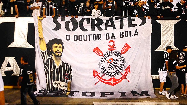 Sócrates bandeira Corinthians (Foto: Marcos Ribolli / Globoesporte.com)