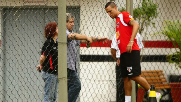 Luis Fabiano, do São Paulo, treina com bola (Foto: Marcos Ribolli / globoesporte.com)