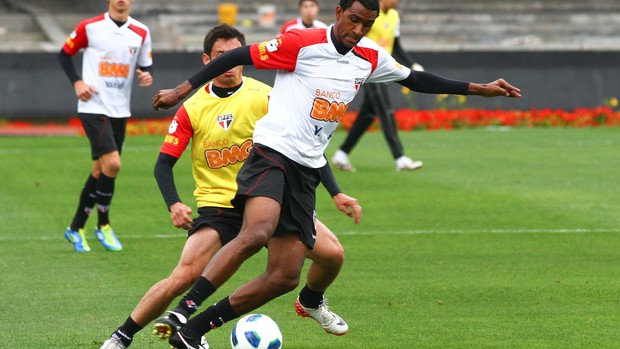 João Filipe disputa lance do treino com Piris (Foto: Marcelo Prado / GLOBOESPORTE.COM)