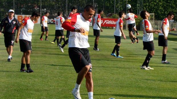 Luis Fabiano, do São Paulo, treina com bola (Foto: Divulgação / São Paulo FC)