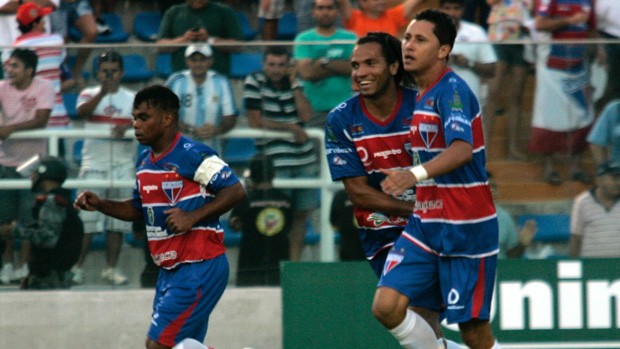Vavá comemora gol do Fortaleza sobre o CRB (Foto: LC Moreira/Futura Press)