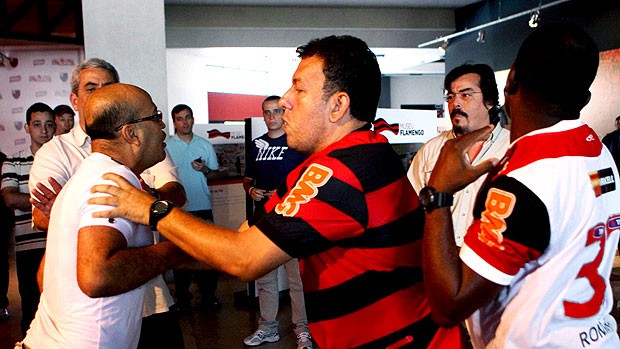 confusão no lançamento de uniforme do Flamengo (Foto: Alexandre Cassiano / Agência O Globo)