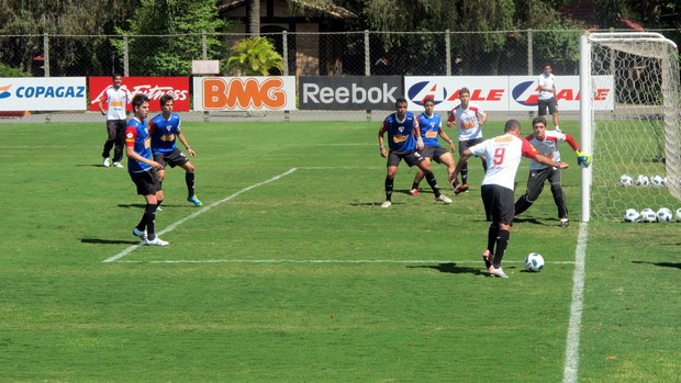 Luis Fabiano treina com bola no São Paulo (Foto: Marcelo Prado / GLOBOESPORTE.COM)