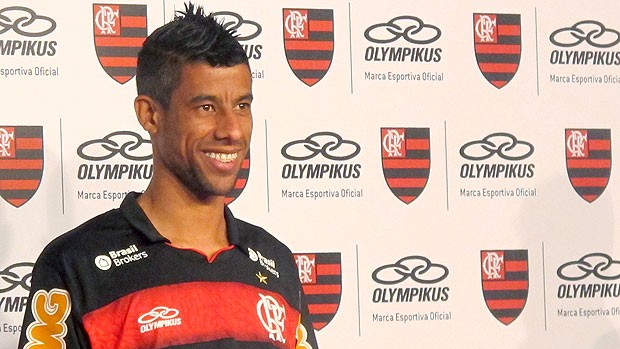 Léo Moura apresenta terceiro uniforme do Flamengo (Foto: Janir Junior / GLOBOESPORTE.COM)