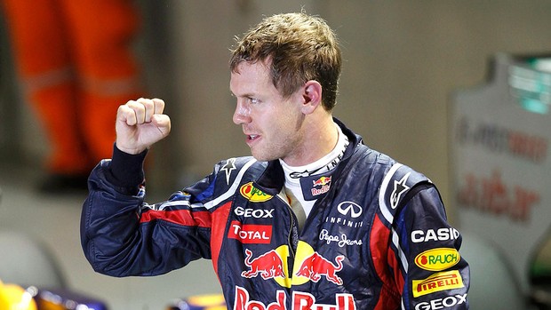 Vettel comemora pole em Cingapura (Foto: Reuters)