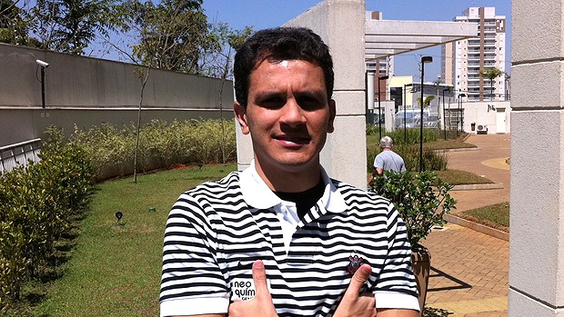 Fabio Santos, do Corinthians, curte dia de folga em casa (Foto: Leonardo Bianchi / TV Globo)