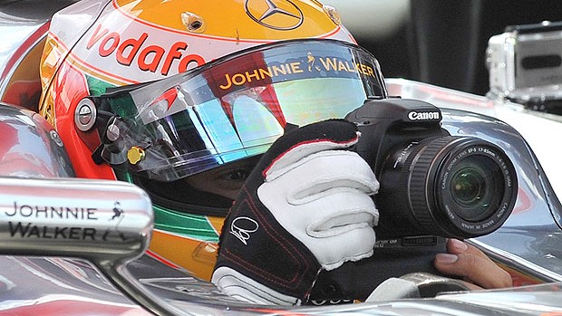 Hamilton tira foto de dentro do carro (Foto: AFP)