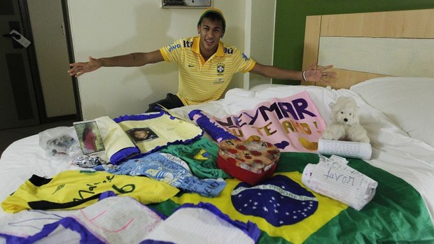 Neymar recebe presentes Seleção 1 (Foto: Rafael Ribeiro/CBF)