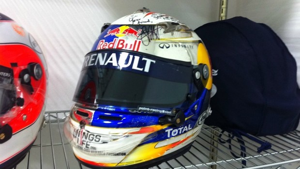 Brasileiro postou foto do capacete recebido de Vettel em seu microblog (Foto: Divulgação)