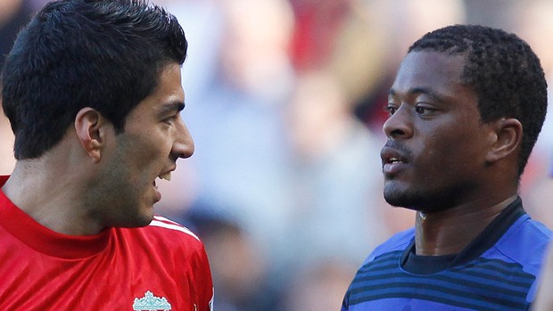 Luiz Suarez e Evra discutem, Liverpool x Manchester United (Foto: Reuters)