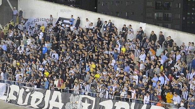 Derrota não desanima torcida na Vila: ‘Seremos campeões’ (Thiago Fernandes / Globoesporte.com)