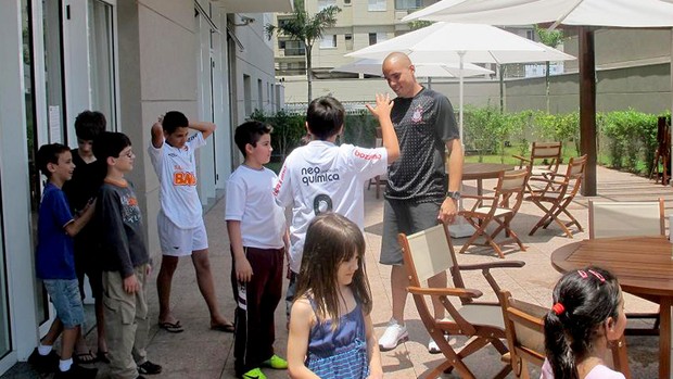 Julio Cesar goleiro do Corinthians e as crianças (Foto: Wagner Eufrosino)