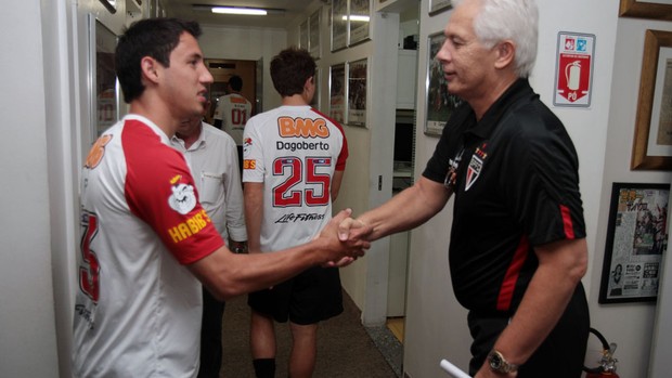 Leão cumprimenta o lateral Iván Piris no CT da Barra Funda (Foto: Rubens Chiri / Site oficial do São Paulo FC)