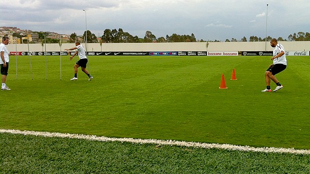 Emerson e Adriano treinam no CT Joaquim Grava - Corinthians (Foto: Divulgação)