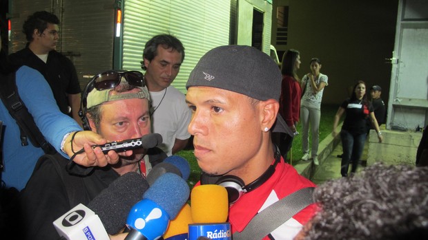 Luis Fabiano dá entrevista na saída do estádio Nicolas Leoz (Foto: Marcelo Prado / GLOBOESPORTE.COM)