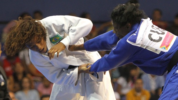 Rafaela Silva tenta encaixar o golpe na cubana Yurisleidys Lupetey na final da categoria leve (-57kg) dos Jogos Pan-Americanos (Foto: Jefferson Bernardes/VIPCOMM)