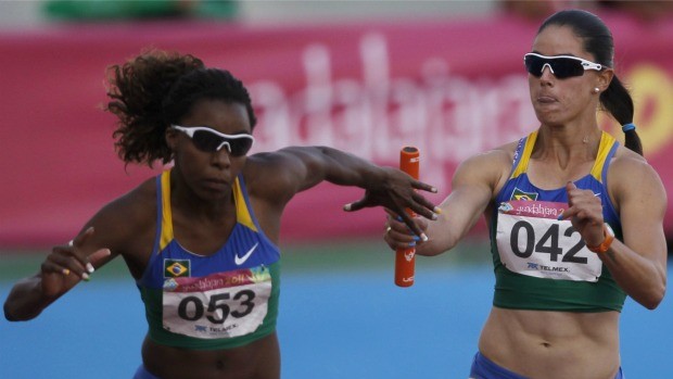 revezamento 4x100 feminino Pan Rosângela Santos Franciela Krasucki (Foto: AFP)