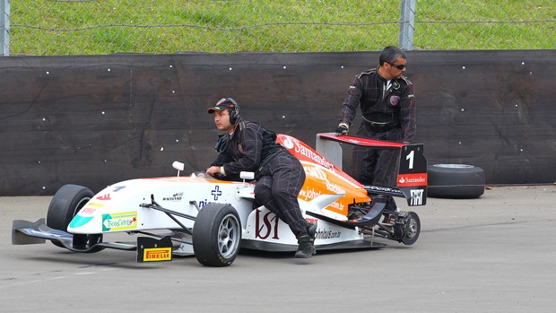 John Louis abandona a corrida final da Fórmula Futuro 2011 (Foto: Carsten Horst)
