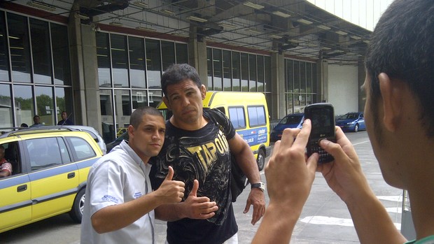 Rodrigo Minotauro atende fã no aeroporto do Rio de Janeiro (Foto: Edgard Maciel de Sá (Globoesporte.com))
