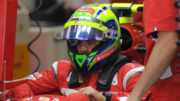 F1 - Felipe Massa no treino para o GP de Abu Dhabi usando um capacete em homenagem ao Ayrton Senna (Foto: AFP)