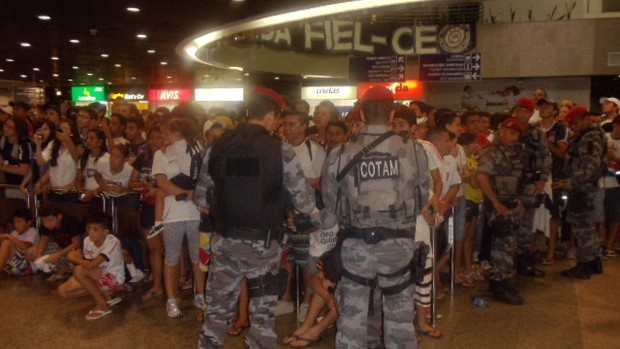Torcida do Corinthians em Fortaleza (Foto: Julyana Travaglia / Globoesporte.com)