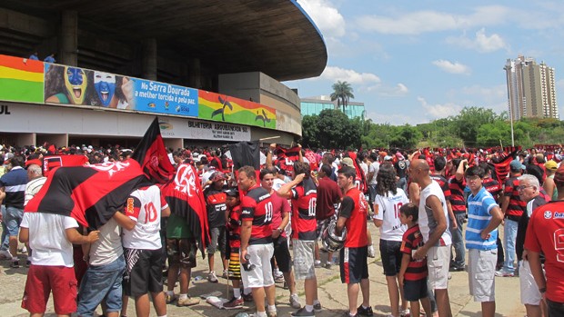Torcida do Fla se concentra do lado de fora do estádio (Foto: Richard Souza/Globoesporte.com)