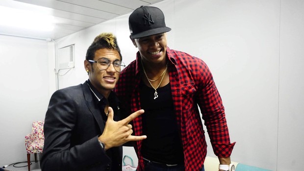 Neymar e Léo Santana, do Parangolé, durante gravação do Show da Virada, em São Paulo (Foto: Marcos Ribolli / globoesporte.com)
