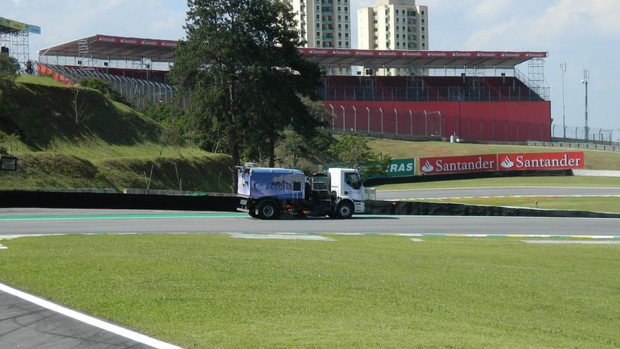 Caminhão de limpeza na pista de Interlagos (Foto: Julyana Travaglia / GLOBOESPORTE.COM)