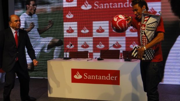 Neymar bate bola com presidente do Santander (Foto: Felipe Zito / GLOBOESPORTE.COM)