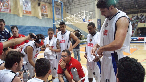 Técnico da Liga Sorocabana, Rinaldo Rodrigues, orienta os jogadores durante partida do NBB (Foto: Divulgação)
