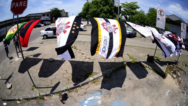 Ambulantes vendem bandeiras do Timão em Florianópolis (Foto: Marcos Ribolli / Globoesporte.com)