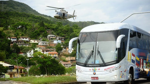 Ônibus do Corinthians recebe escolta de helicóptero em Florianópolis (Foto: Marcos Ribolli / Globoesporte.com)