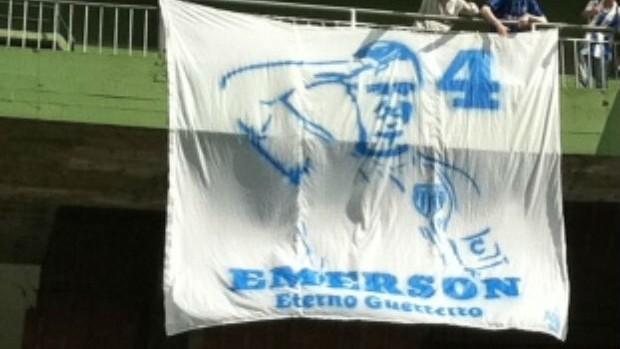 Bandeira dos torcedores do Avaí em homenagem ao zagueiro Emerson, no Couto Pereira (Foto: Gabriel Hamilko / GLOBOESPORTE.COM)