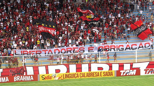 torcida do Flamengo com faixa da Libertadores (Foto: Janir Junior / GLOBOESPORTE.COM)