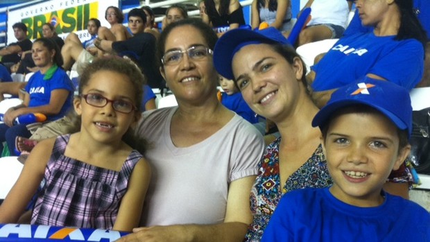 Francilene Corrêa, de óculos, ao lado da família (Foto: Adeilson Albuquerque)