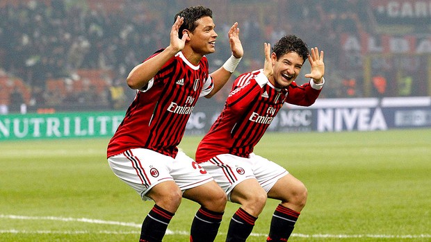 Thiago Silva e Pato comemoram gol do Milan contra o Chievo (Foto: Reuters)