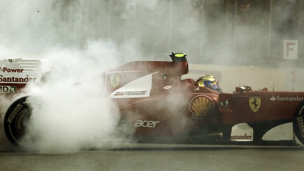 Massa faz 'zerinho' para a torcida após corrida em Interlagos (Foto: AFP)