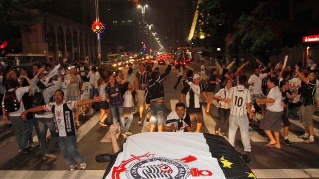 torcida do Corinthians comemora na avenida paulista (Foto: Gustavo Tilio/Globoesporte.com)