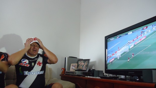 Pai de Bernardo, do Vasco,  lamenta gol do Flamengo (Foto: Rafaela Gonçalves)