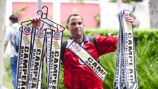 Ambulante vende faixa do Corinthians campeão (Foto: Marcos Ribolli / Globoesporte.com)