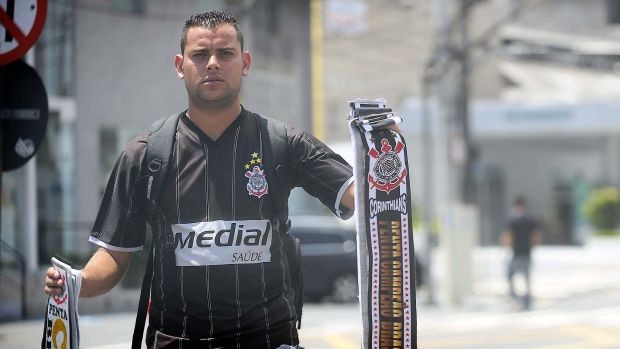 Ambulante vende faixa do Corinthians campeão (Foto: Marcos Ribolli / Globoesporte.com)