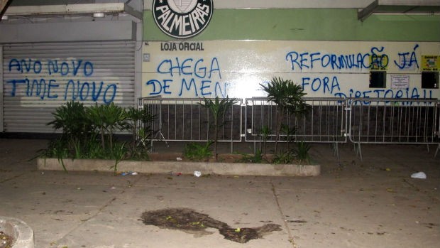 Muro do Palestra Itália é pichado pela torcida do Palmeiras (Foto: Marcelo Prado / Globoesporte.com)