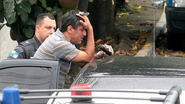 árbitro Djalma Beltrami é detido pela polícia (Foto: Bruno Gonzalez / Agência O Globo)