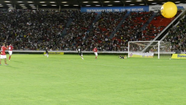 Futebol Contra a Fome -gol do Michel Teló (Foto: Hismênia Keller/GLOBOESPORTE.COM)