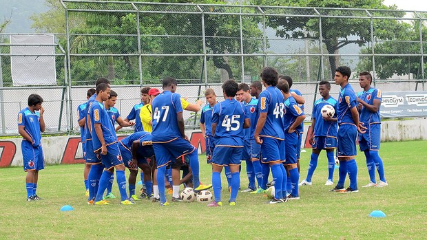 time de juniores do Flamengo no treino (Foto: Janir Junior / GLOBOESPORTE.COM)